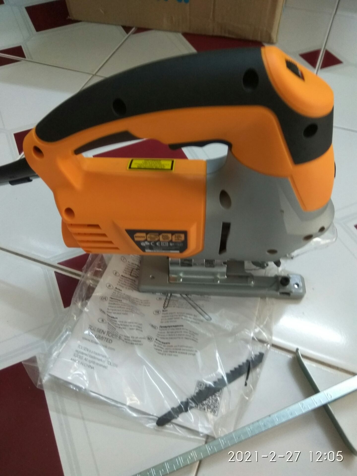 sản phẩm đẹp như mô tả : sắc sảo, chắc chắn, có cả đèn laser, tặng 1 lưỡi cưa, vỏ hộp giấy cứng cáp, tuy nhiên nếu có hộp nhựa thì tuyệt. cảm ơn shop.