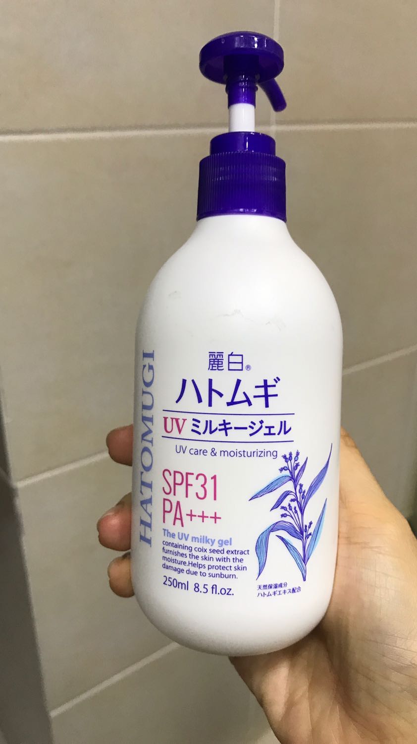 Loại chống nắng này siêu thích, mình đã xài hơn 10 chai rồi, chất lượng rất tốt giá rất hợp lý khi mua có promotion. Bình thường chai tầm 250k, mua giảm giá tầm 150-180k là ok. Lúc có giá tốt mình mua để dành xài lần lượt. Loại SPF31 này dùng cả cho mặt và toàn thân. Buổi sáng và chiều mình thường dùng loại này, (buổi trưa nếu nắng gắt sẽ dùng loại 50++ thì tốt hơn), thoa lên da mặt có sáng hơn 1-2 tông và thẩm thấu nhanh chóng, mặt da nhẹ nhàng hoàn toàn không nhờn rít. Nói chung rất thích và giá Tiki thật tốt.