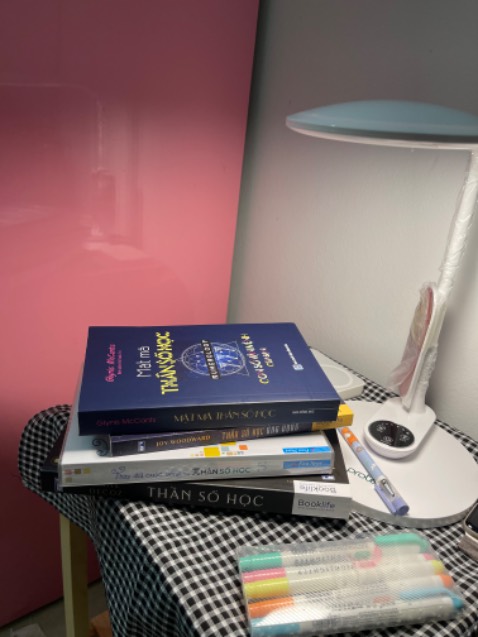 Lần đầu tiên mình gửi nhận xét vì lần đầu tiên trải nghiệm 1 cuốn sách mà có nhiều lỗi word đến như vậy. Đôi khi trong câu còn thiếu từ nữa làm mình phải đọc lại 2-3 lần mới hiểu được nội dung. Dù biết là không có gì là tuyệt đối ngay cả những cuốn sách nổi bán chạy cũng k tránh khỏi nhưng họ cũng chỉ mắc 1-2 lỗi xíu thôi.
Còn về nội dung thì đây là 1 cuốn thần số có thêm những khía cạnh khác với những cuốn mình đã từng đọc nội dung tương tự nhau. Khá thú vị mong mọi người sẽ biết đến nó nhiều hơn.