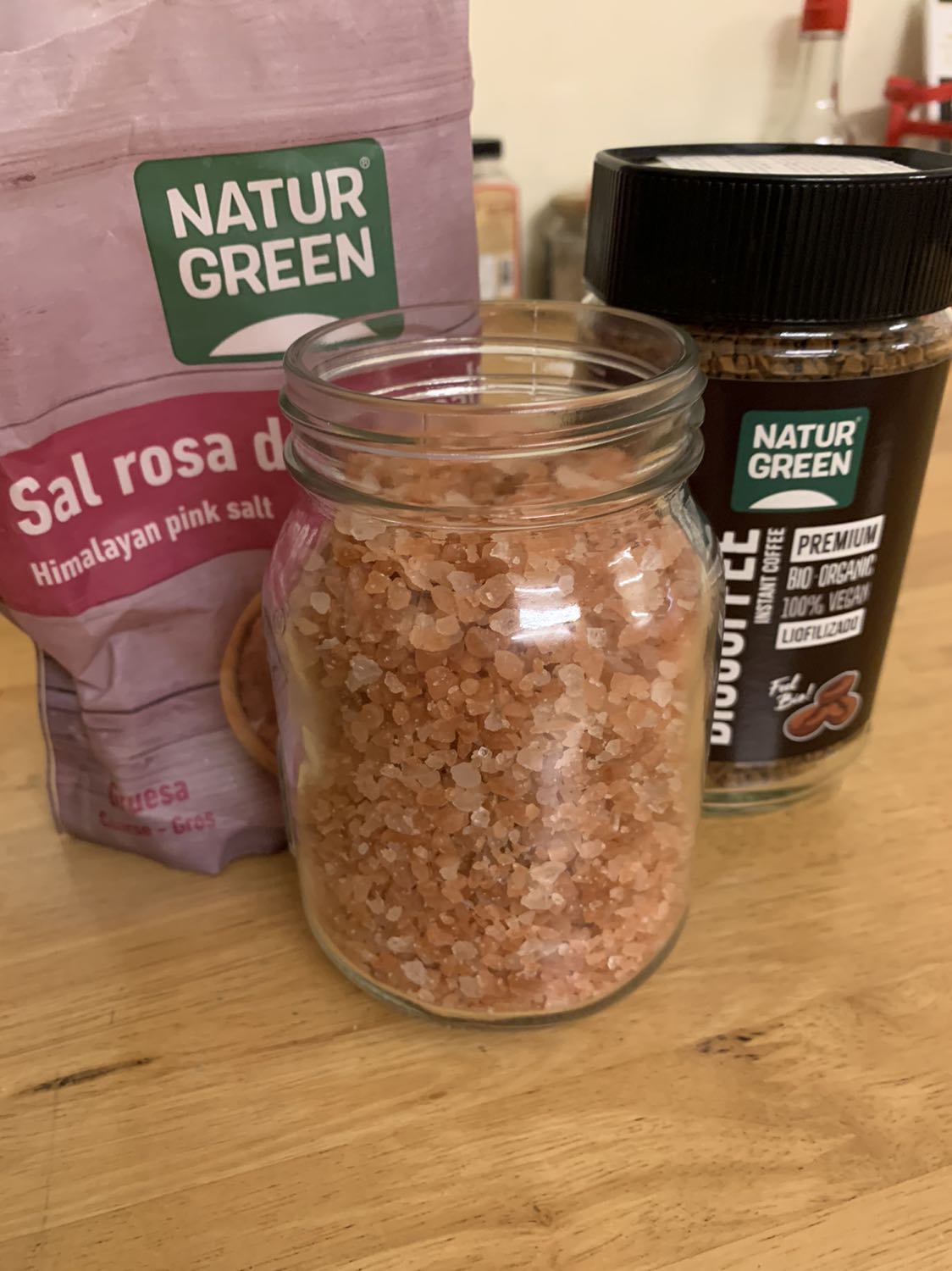 cà phê ko mạnh thích hợp cho người thích uống nhạt như mình date spham xa nhé, màu cà phê pha ra nhạt hơn các loại hoà tan trc mình hay xài và khá thơm. Có điều cái nắp vặn có vẻ hơi nhẹ, cảm giác ko dc chặt cho lắm :) Tóm lại bạn nào thích uống cafe hoà tan nhanh nhẹ nên thử nhé :)