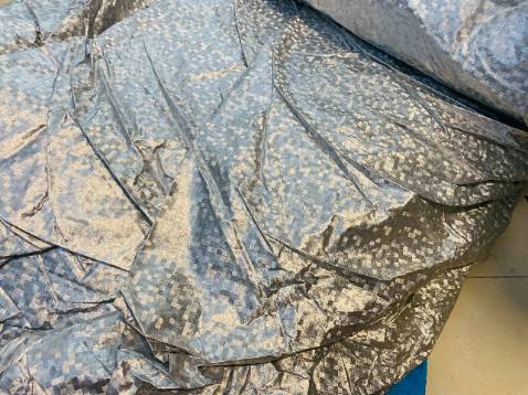 Nhận sản phẩm khá là nặng, chắc tay. Mình thấy nặng gấp đôi cái loại mua lần cũ, hình như khoảng 2,8kg gì đó. Bạt có lớp tráng bạc bên ngoài trông sáng bóng, bên trong có lớp bông trần tuy hơi mỏng nhưng có khả năng tránh xước xe nên xe Lexus hay Camry. Tùy theo đợt hàng lần trước mình mua thì có dây dù đen xiết chặt để buộc bạt vào bánh xe, tránh gió thổi, lần này có dây thép để xiết. 
Thư ngỏ rõ ràng, lịch sự, văn minh và rất chuyên nghiệp, định không đánh giá đâu nhưng vì thư ngỏ nên sẽ đánh giá cho shop này vì sự tiếp thu. Đại ý là nếu có vấn đê gì thì đừng đánh giá xấu vội, mà hãy lien hệ *** để họ bảo hành cho. Đây là ý tưởng hay vì dù gì 1 shop cũng nhiều sp không thể nào chỉn chu chuẩn hết đc! Cho 9.5 điểm nhá!!!
Giao hàng trong thời gian dự kiến, thông báo chuẩn, có điều shipper hối hơi nhiều, nhưng thôi không đánh giá về họ! vì ko liên quan nhiều lắm tới sp