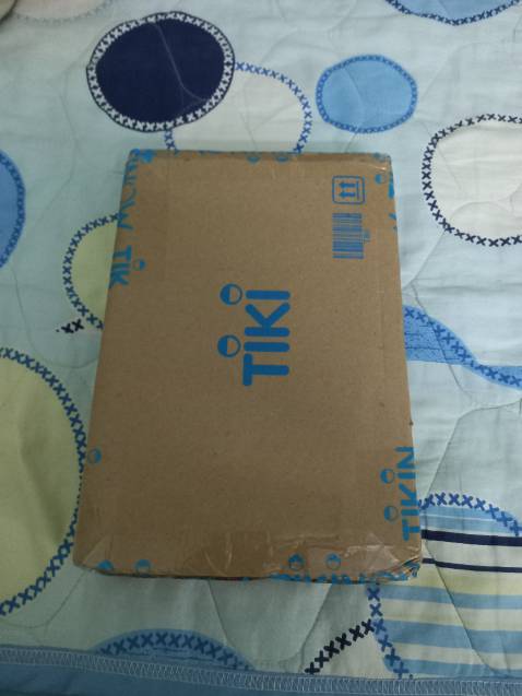 Mua Tiki cứ sợ bị df nhưng may mắn là cuốn này có được bọc bìa😌😌😌. Truyện có đc tặng kèm postcard, nét vẽ rất dễ thương 😍