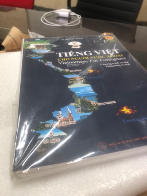 Sách rất đẹp màu in rõ nét chất liệu giấy tốt. Mới xem qua thì thấy nội dung rất phù hợp với người bắt đầu học tiếng Việt.