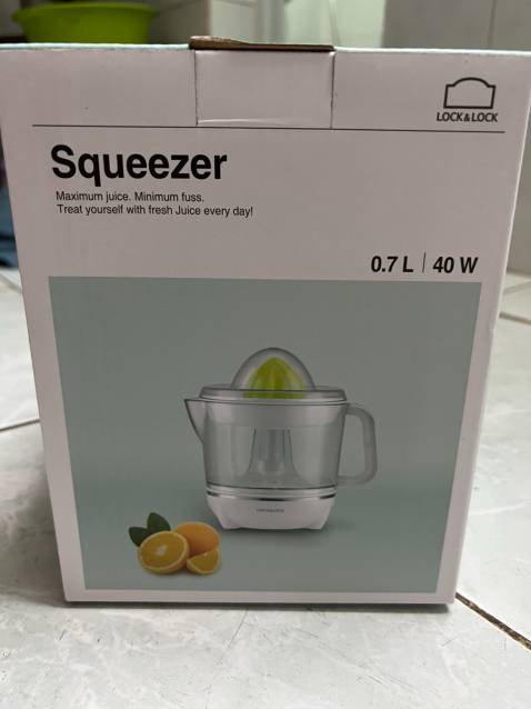 Ngoại quan: Sản phẩm có ngoại quan tương đối giống với mô tả, sản phẩm chính hãng, có đầy đủ phụ kiện, sách hướng dẫn và phiếu bảo hành bằng tiếng Việt.
Xuất xứ: Thương hiệu Lock&Lock của Hàn Xẻng. 
Sản xuất: Tại China anh hùng. 
Chất lượng: Máy vắt cam làm bằng nhựa cứng, máy vận hành ổn bằng điện, màu trắng xanh, chưa vắt cam nên chưa biết máy vắt có kiệt nước cam hay không, sẽ phản hồi kỹ hơn sau khi đã sử dụng máy.
Đóng gói: Sản phẩm được đóng gói chống sốc, va đập rất tốt. 
Thời gian giao hàng: Đặt hàng vào lúc 00:14 ngày 15/12/2021 - nhận hàng vào lúc 11:26 17/12/2021, thời gian giao hàng ổn.
Thái độ nhân viên giao hàng: Nhân viên chủ động giao hàng đến tận nhà, sau khi giao hàng cho người nhà của tôi thì đã gọi và xác nhận với tôi đã giao hàng thành công cho người nhà tôi, thái độ phục vụ tốt. 
Giá sản phẩm: Mua hàng canh lúc sales với giá 224k, miễn phí ship. 
Tổng quan: Sản phẩm phù hợp với những ai muốn sử dụng hàng chính hãng với một giá tiền và chất lượng sản phẩm tương đối. Bên cạnh đó, thời gian và dịch vụ giao hàng ổn. Cảm ơn mọi người đã đọc.