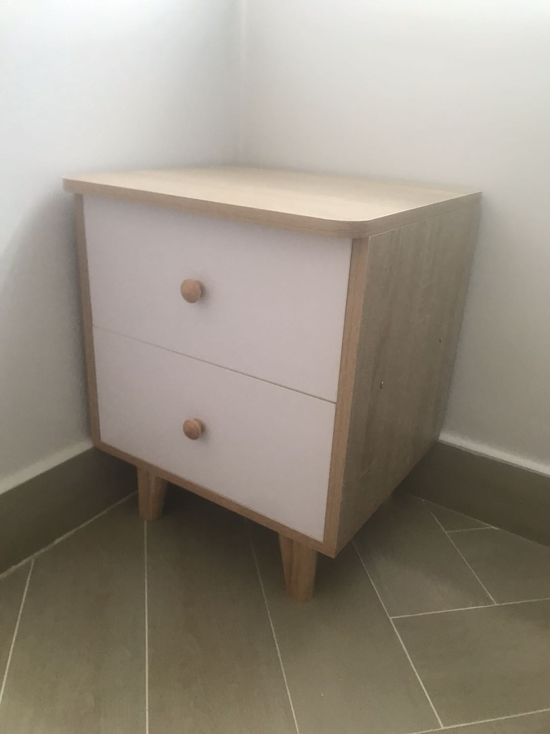 Giao lộn tờ hướng dẫn lắp đặt. Ngăn kéo dưới khi đóng vào cấn 4 con ốc bắt 2 chân sau, cần phải âm vào mặt gỗ.