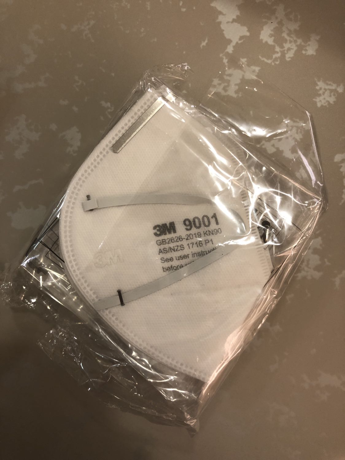 Hàng đóng hộp ko như mọi lần,loại này cho mặt ai nhỏ thì hợp còn mặt to thì đeo hơi chật,mùi bên trong hơi nặng.