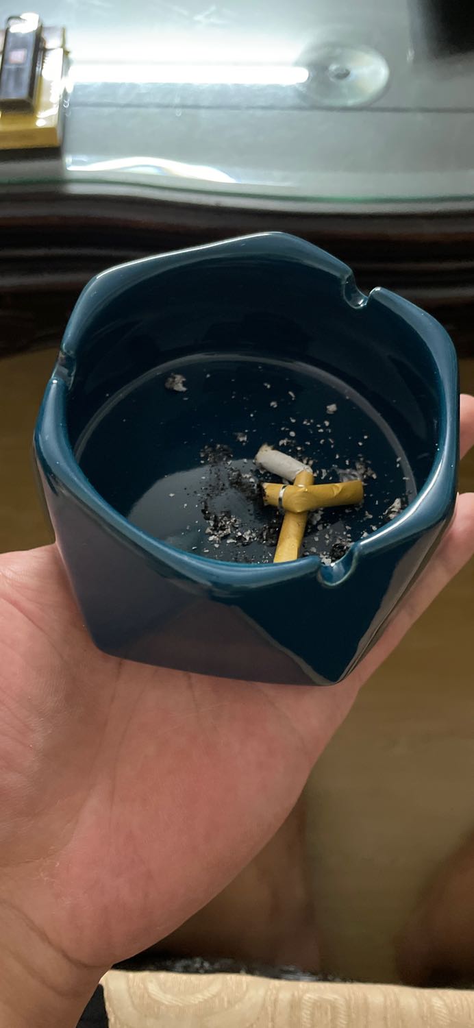 Gạt tàn khá đẹp, chỉ bị một số chỗ màu men không đều (không đáng kể), khá sâu nên không bị quạt thổi tàn ra ngoài. Nói chung là hài lòng!!!
Tiki giao nhanh, đóng gói rất cẩn thận.