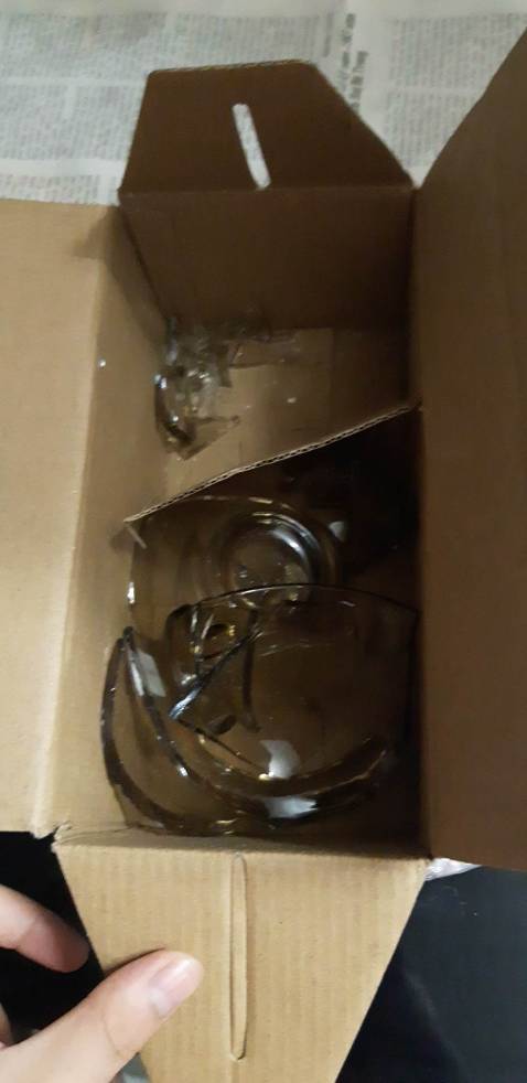 giao hàng cực kì chán, bọc hàng lỏng lẻo, rõ ràng là có dùng bảo hiểm sản phẩm rồi mà nhận hàng vỡ hết cốc. đề nghị shop có phương án bồi thường.