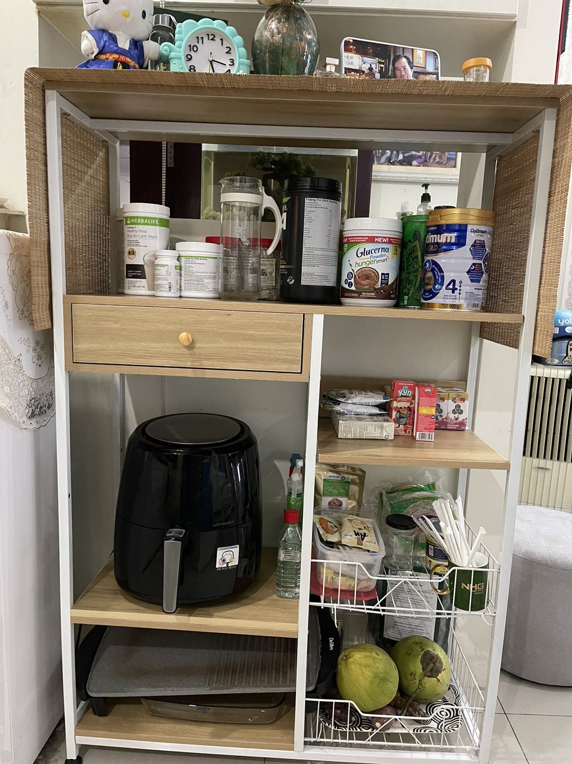 Mình đặt hôm qua thì hôm nay đã có người gọi điện đến giao hàng và lên tận nhà để hỗ trợ lắp đặt. Phải nói là rất ưng ý với chiếc kệ này. Nhà cửa được sắp xếp lại gọn gàng. Kệ rất chắc chắn. Bạn nhân viên kỹ thuật cũng có tâm nữa.
Dịch vụ nhanh chóng.
Cho 100 điểm luôn nha.