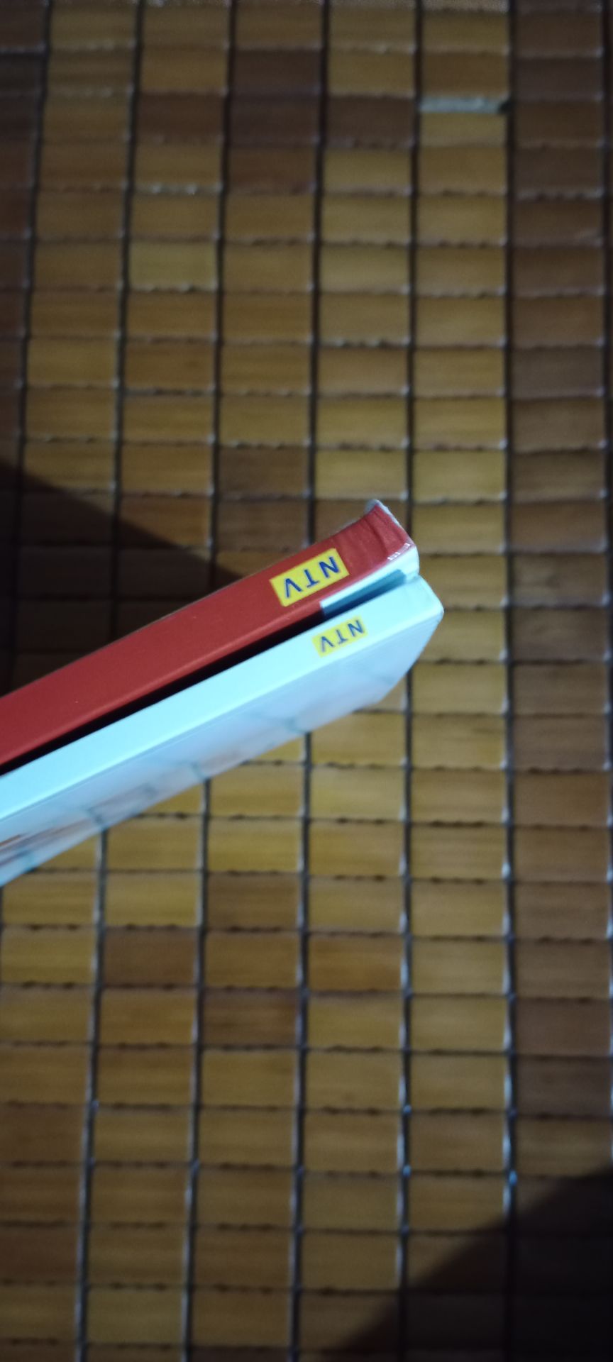 shop không chi nổi tiền mua giấy chống sốc ạ? làm ăn như qq vậy đó? =))))) mất 300k cho 2 quyển sách? rồi như này sao học? trải nghiệm lần đầu tiên đặt sách Tiki của em đây ạ =))) ối rồi ôi luôn