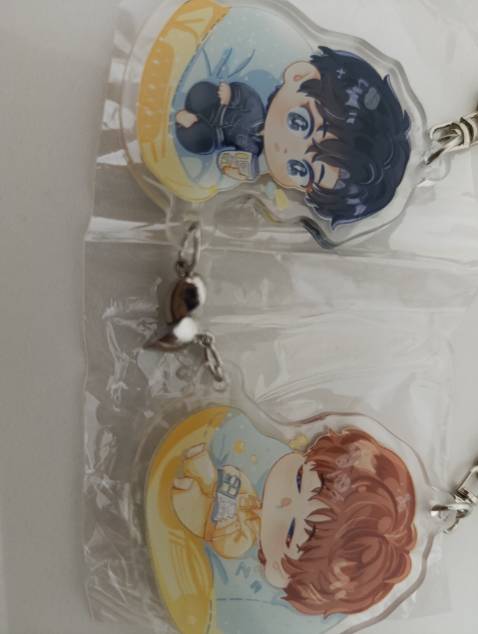 *** ạ, nhà phát hành có thực sự có tâm ko mà để 2 cái móc khoá cùng cực với nhau ạ?, sao ko lm 1 lô âm 1 lô dương mà để 2 mẫu KHÁC nhau cùng cực cho nó văng ra?!!, nhìn tức ói máu!!!! 1₫ vật lý hả??!!!!