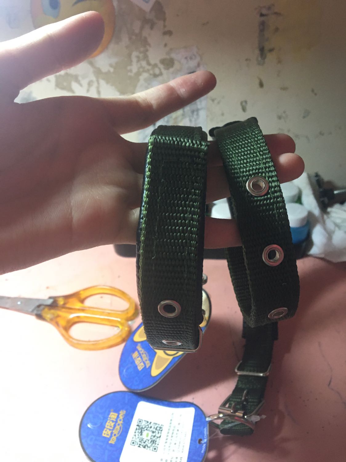 Giao hàng sớm hơn dự kiến, vòng cổ mình chọn là size S cho hai bé *** 8kg có cổ là 28-29 cm. Mình lấy màu xanh rêu, hôm nay khui ra đeo thử thì quá ưng ý luôn, có nhiều lỗ đục để thay đổi kích thước khi *** lớn lên nên không sợ bị siết cổ. Nói chung là ưng lắm !