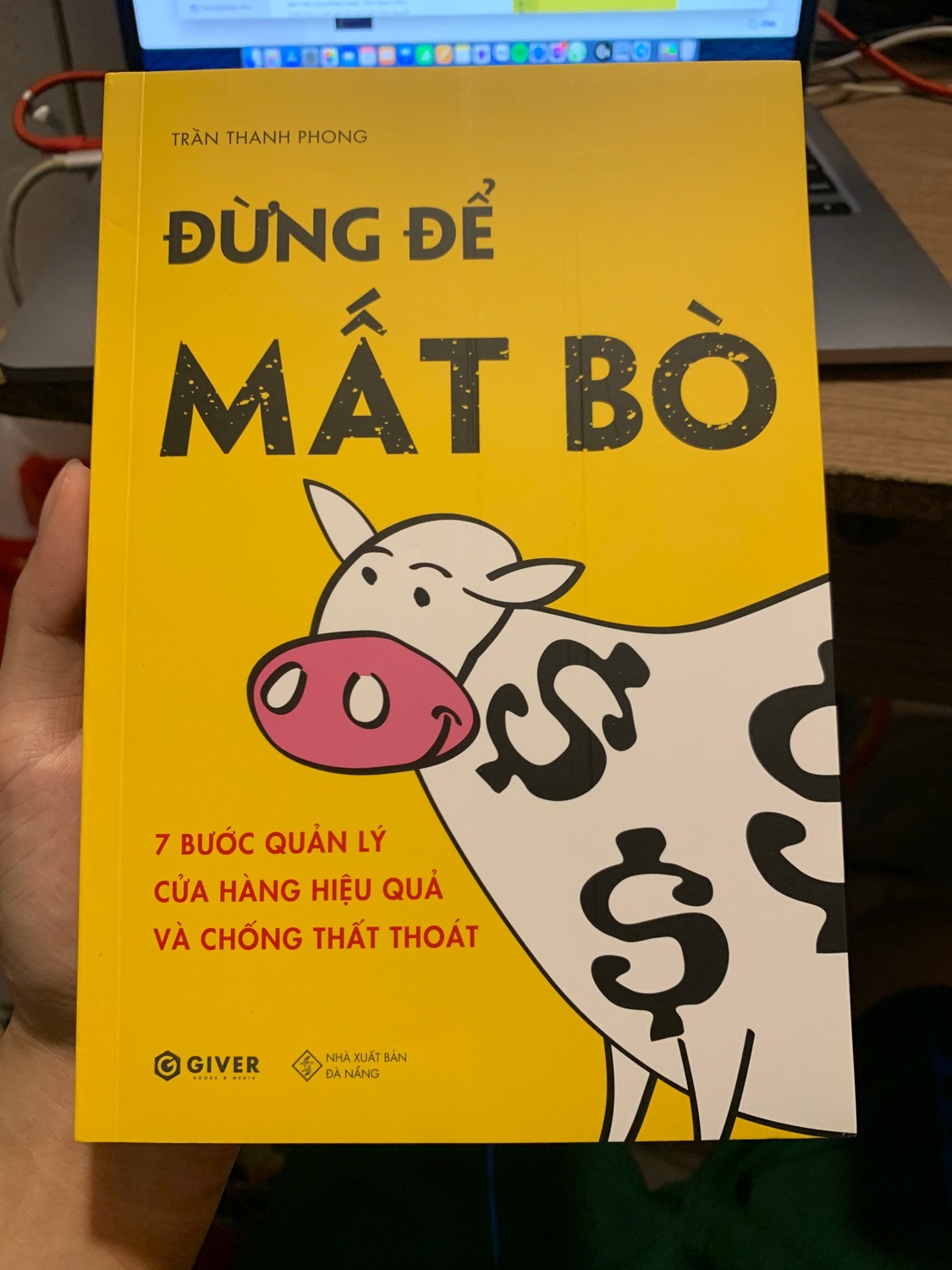 Khởi nghiệp bán lẻ, khởi nghiệp du kích, Lối tắt khởi nghiệp, và trên tay là cuốn Đừng để mất bò, một siêu phẩm kiến thức hữu ích nữa của anh Phong lại nằm trong tủ sách yêu thích của em, cám ơn anh Phong.