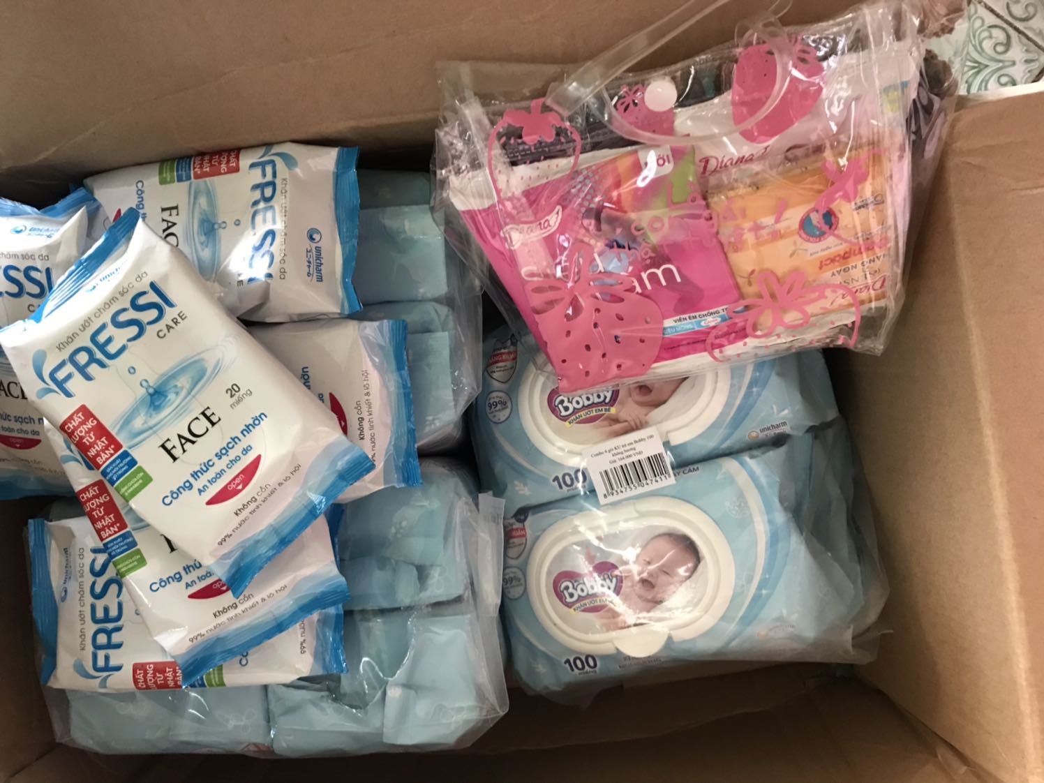 Lần nào mua hàng bobby ở tiki đều được tặng quà. Lần này mua khăn ướt săn được giá  rẻ còn được tặng khăn ướt, tặng thêm bộ quà tặng diana nữa chứ. Hói hàng thì cẩn thận đóng thùng còn lót giấy. Sản phẩm chính hãng. 12 bị khăn ướt + 6 bị tặng kèm nặng mà freeship . Lần sau nhất định sẽ ủng hộ shop