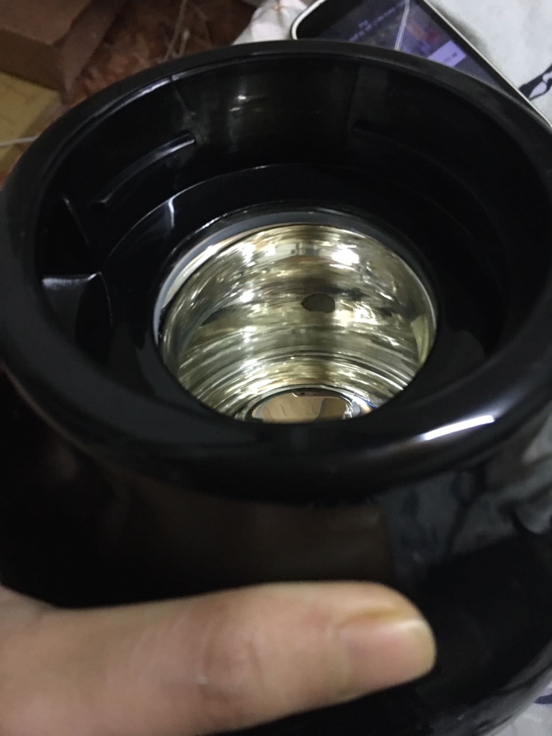 Giao bình bị lỗi, mình có nhắn tin trên app mà ko thấy cửa hàng trả lời. Gọi cho tổng đài tiki thì bên tiki đã xử lý và nhận bình về lại, đang chờ đổi lại hàng mới. Mua trên tiki nhiều lần nhưng lần đầu gặp phải