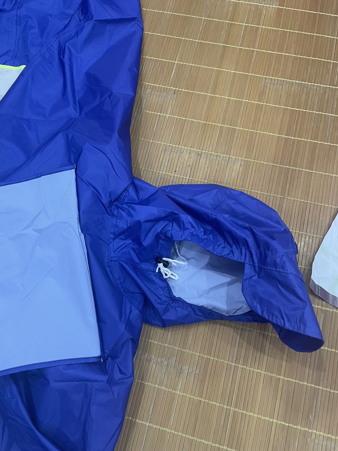 Áo mưa không giống hình lắm, màn chắn mưa hắt bé hơn ảnh nhiều, mũ người ngồi sau không có chắn mưa như ảnh. Chất liệu mỏng và ko dk bền lắm