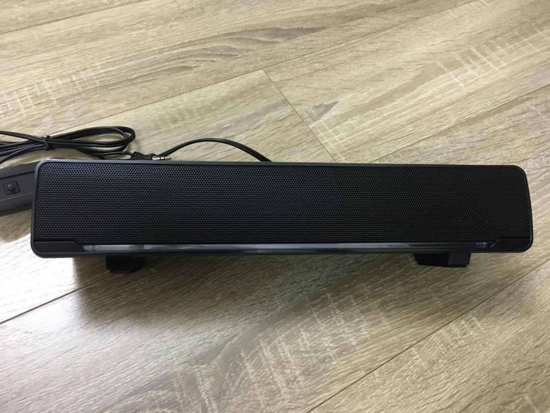 Cảm nhận đầu tiên khi cầm trên tay loa này rất thích, rất chắc chắn và đẹp. Có dải đèn led nhìn khá ngầu. Âm thanh bass lẫn treble đều đạt mức hài lòng với mình. Đang bật nghe thử được lúc thì ông anh hàng xóm chạy sang thấy ổn náp quá cũng bảo  mua anh 1 cái như này, không thì anh lấy cái này, em mai nhận cái mới đi. hihi. Sản phẩm ok mọijn người nhé. Thanks nhà bán HDC Home và tiki.