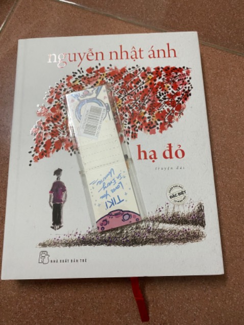 Cuốn sách được thiết kế bìa cứng có áo bọc ngoài rất đẹp nhé 
Sách có đánh dấu trang nhé mọi người 
Nội dung sách bác Ánh thì quá hay rồi mọi người nên mua nhé hjhj