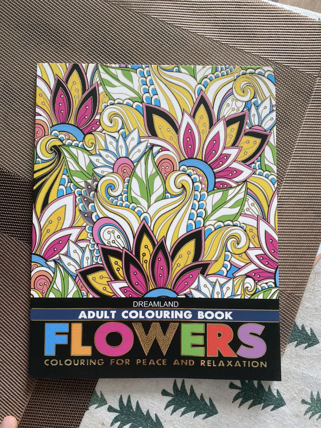 Giấy dày tô ko sợ hằn trang sau, hình ảnh xinh đẹp lắm ah, bìa đẹp. Tô xả stress tô muốn khùng luôn 😂