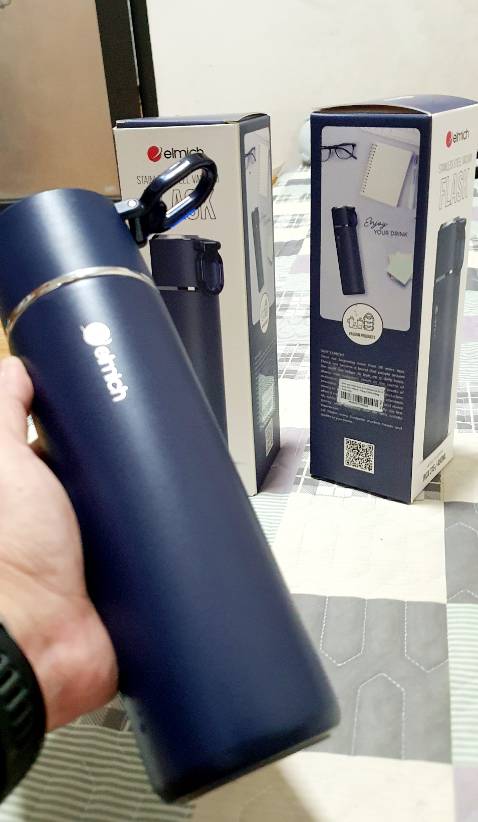 Sản phẩm có thiết kế đẹp, có quai xách gắn ở nắp rất tiện dụng. Nắp bình có thể dùng làm ly uống nước. Đóng gói gói cẩn thận, giao hàng đúng hẹn. Sẽ đánh giá chất lượng, thời gian giữ nhiệt, ảnh hưởng sức khỏe... sau một thời gian trải nghiệm.