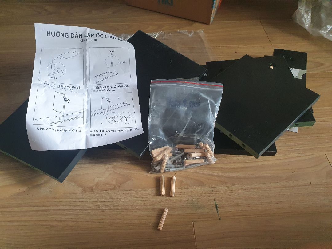 Kệ đẹp, chắc chắn, giao nhanh. Tối qua mình mới đặt sáng nay đã có hàng rồi. Có hướng dẫn lắp, mọi chi tiết đều được đánh dấu và ghi chú rõ vị trí nên khá đơn giản. Mình là con gái mất có 15' là xong rồi. Shop cho dư ốc vs chốt luôn ❤