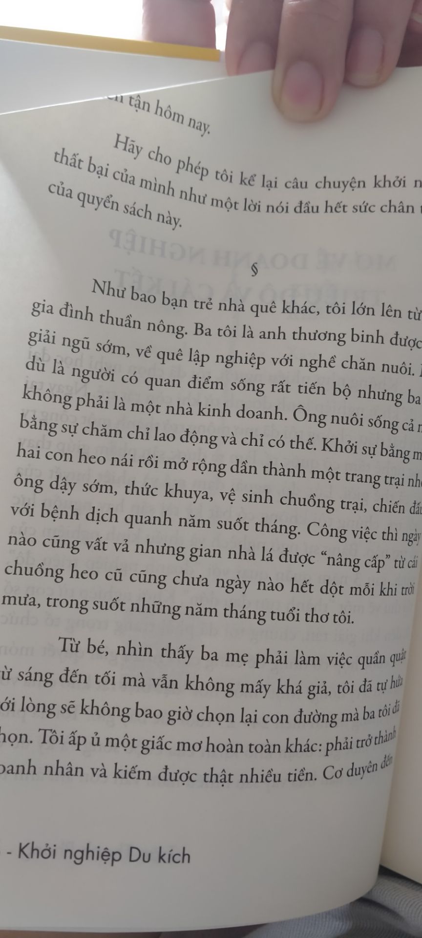 cuốn sách được bọc rất kỹ. Khởi nghiệp du kích được các anh chị trong khoá học online giới thiệu lại cho tôi. khi đọc những trang đầu tiên tôi có hy vọng rất lớn rằng cuốn sách này sẽ giúp tôi thoát khỏi tình trạng trì trệ hiện tại. tôi có khát khao thành công bằng con đường này và tôi sẵn sàng tin vào tác giả để được thành công.