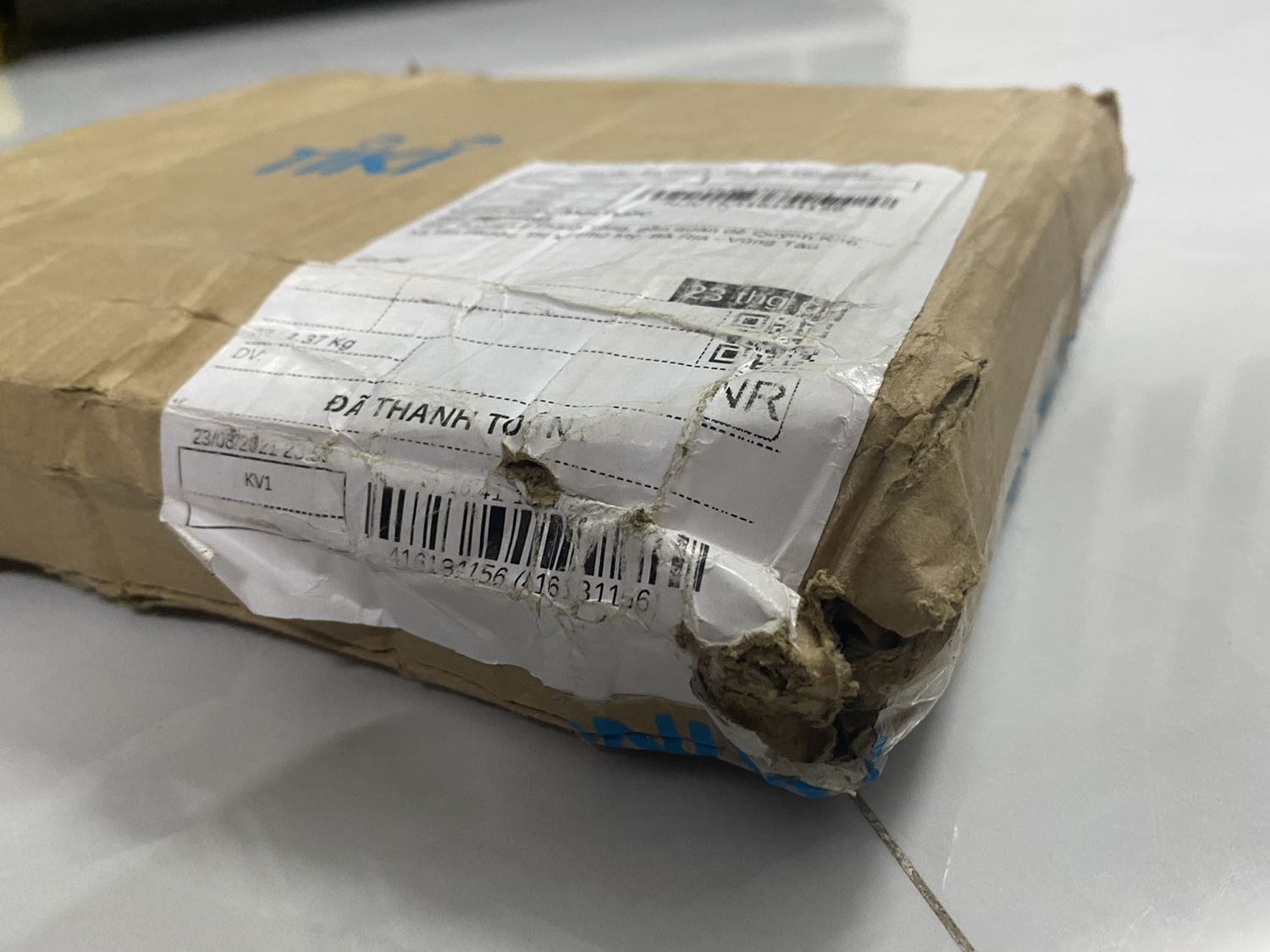 Hộp đựng hàng có dấu hiệu bị ẩm ướt và sách bị rách góc. 
Thời gian giao hàng rất chậm Hộp đựng hàng có dấu hiệu bị ẩm ướt và sách bị rách góc. 
Thời gian giao hàng rất chậm