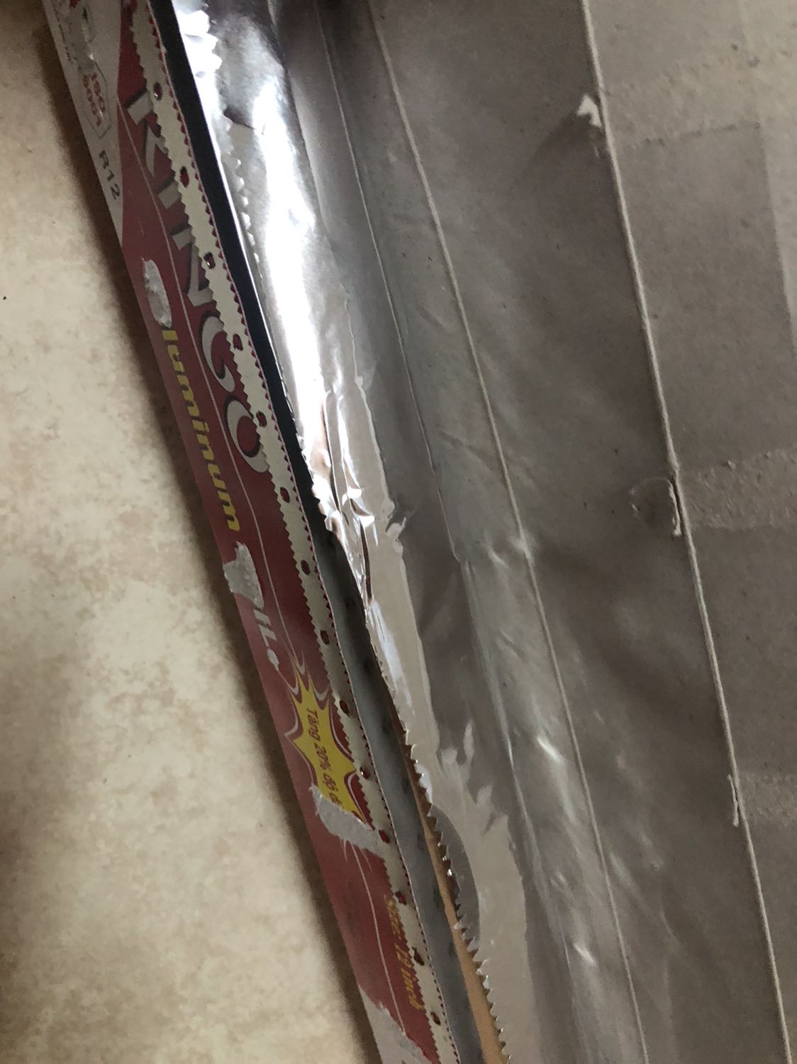 1. Ảnh và mô tả là sản phẩm nhập khẩu của Goodbake nhưng lại gửi sản phẩm của hãng Ringo nào đấy.
2. Mình sẽ châm chước bỏ qua điều trên nếu đúng là giấy thấm dầu nướng bánh, ở đây lại là giấy bạc không thấm dầu được. Nói chung là thất vọng.