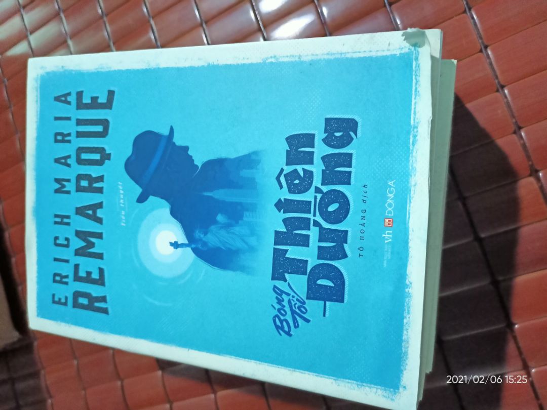 đầu tiên nhìn ở khâu đóng gói & vận chuyển thì không thể chê vào đâu được bọc sách bằng miếng xốp chống va đập nên sách còn nguyên vẹn ko bị móp méo gì hết.
 khi khui ra mới thấy Cuốn Bóng Tối Thiên Đường bị rách ở phần áo bìa ngoài... nhưng không ảnh hưởng đến phần bìa trong nên không sao có thể cho qua. với lại mua sách giảm 50% nên cũng không có gì bàn cãi...