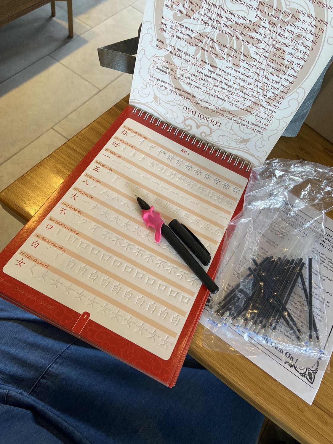 Bút viết mượt và bay màu nhanh. Với mấy bé mới tập viết như em mình thì cũng khá ổn. Bộ của mình có 20 ngòi bút