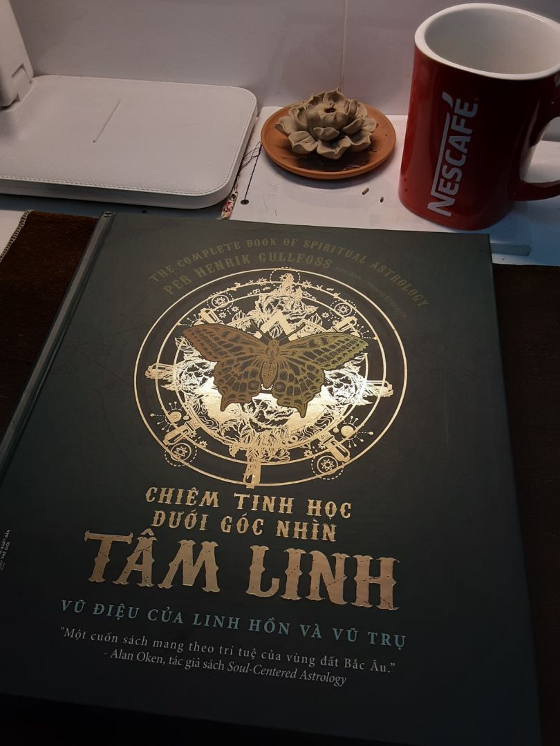 TIKI giao hàng nhanh nhưng đóng gói cần xem lại. Lần này sách đỡ hỏng hơn mấy lần trước nhưng hộp vẫn te tua dữ lắm. Quyển này mình mới xem mục lục và đọc sơ qua thôi nhưng thấy nội dung khá thú vị. Phù hợp với những bạn muốn đào sâu để phát triển bản thân và tích lũy thêm kiến thức về phạm trù tinh thần.