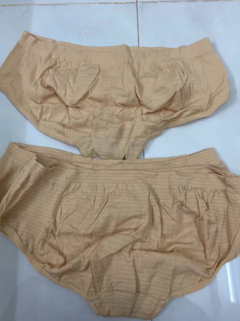 Chất lượng vải rất tệ, size lớn bé lẫn lộn, shop cố tình đưa hàng kém chất lượng vào để *** đảo khách hàng. Những chiếc quần này chỉ đem đi vứt bỏ chứ không thể nào mặc được. Mình rất tin tưởng vào uy tính của Tiki nên mua hàng rất nhiều, nhưng lần này cảm thấy rất bực bội khi nhận hàng như thế này. Tiki nên loại những shop chuyên *** đảo này ra khỏi hệ thống để tránh việc làm mất uy tính của mình.