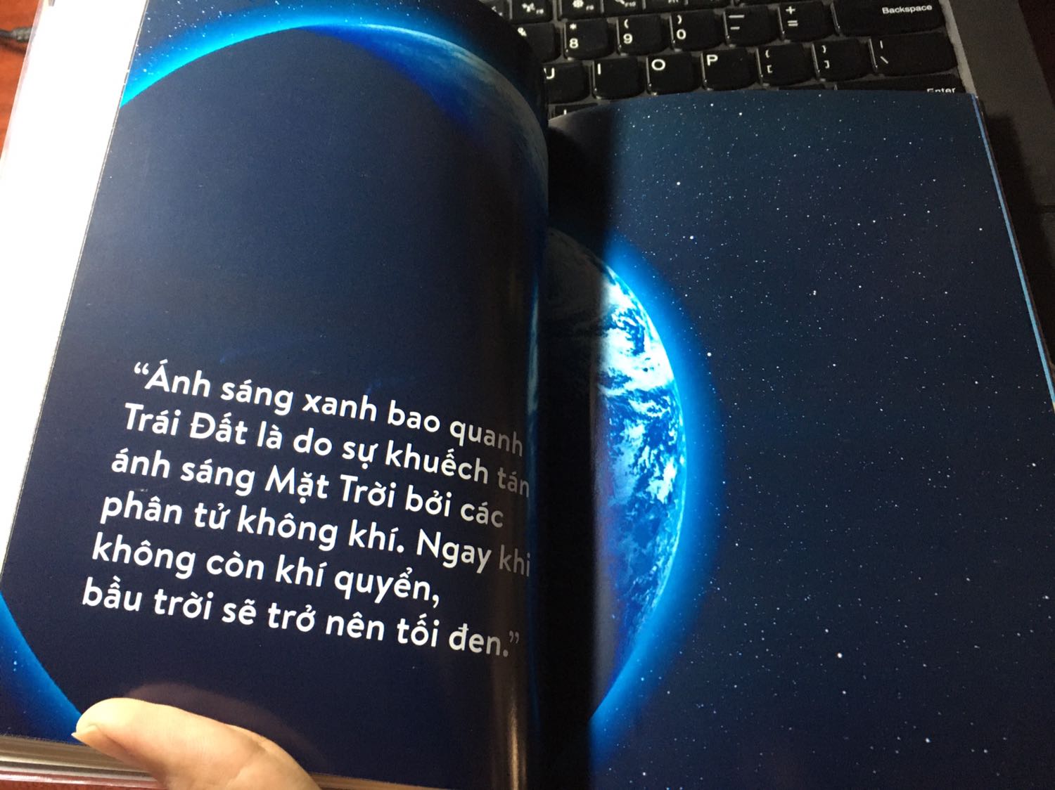 Đầu tiên thì tiki giao hàng rất nhanh, vỏ hộp hơi bị dập mà may sao sách bên trong không bị hư hại gì.

Cuốn sách là câu chuyện làm việc của tác giả tại một kính thiên văn của Nasa, từ đó tác giả kể nhuengx câu chuyện trong một đêm, những kiến thức liên quan đến vũ trụ. Nội dung quyển sách không quá chuyên môn, thích hợp cho nhuengx bạn mới quan tâm về khám phá vũ trụ. Nó còn cung cấp thêm một số kiến thức căn bản để bạn lĩnh hội các cuốn khó hơn như Lược sử thời gian hay Vũ trụ trong vỏ hạt dẻ. Ngoài ra tác giả còn liên hệ các kiến thức này tới những tư tưởng, quan niệm của tôn giáo hay những truyền thuyết Đông Tây kim cổ, đọc không thấy chán luôn đấy.

Về phần trình bày sách mình cực thích luôn đấy. Thiết kế rất hiện đại và đẹp mắt. Có thêm phần hình ảnh full HD không che giúp chúng ta dễ dàng hình dung mà không cần tìm kiếm đâu xa. Mình cực thích cuốn này!!!
