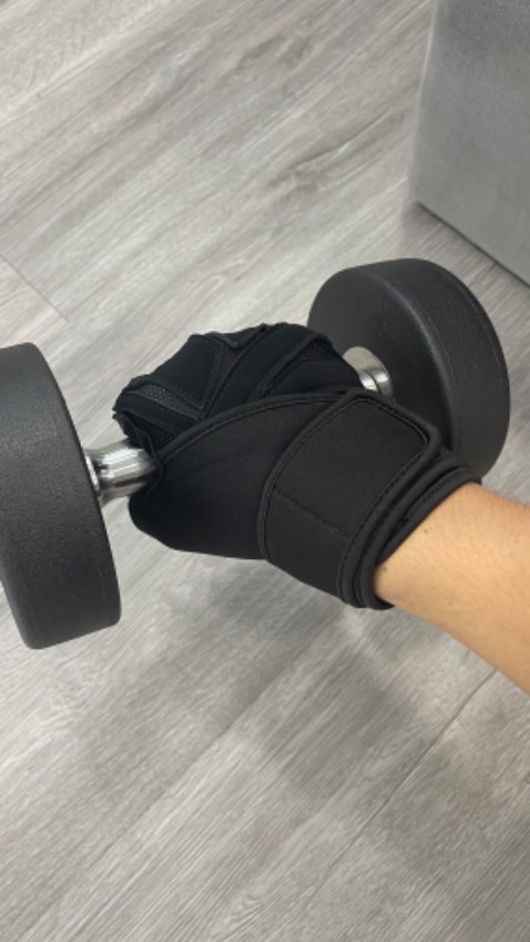 Tuyệt vời, độ bám rất tốt và rất êm tay. Dùng có cảm giác thoả mái thoáng khi không bị hầm tay như các loại găng giá rẻ. Shop hỗ trợ rất tốt