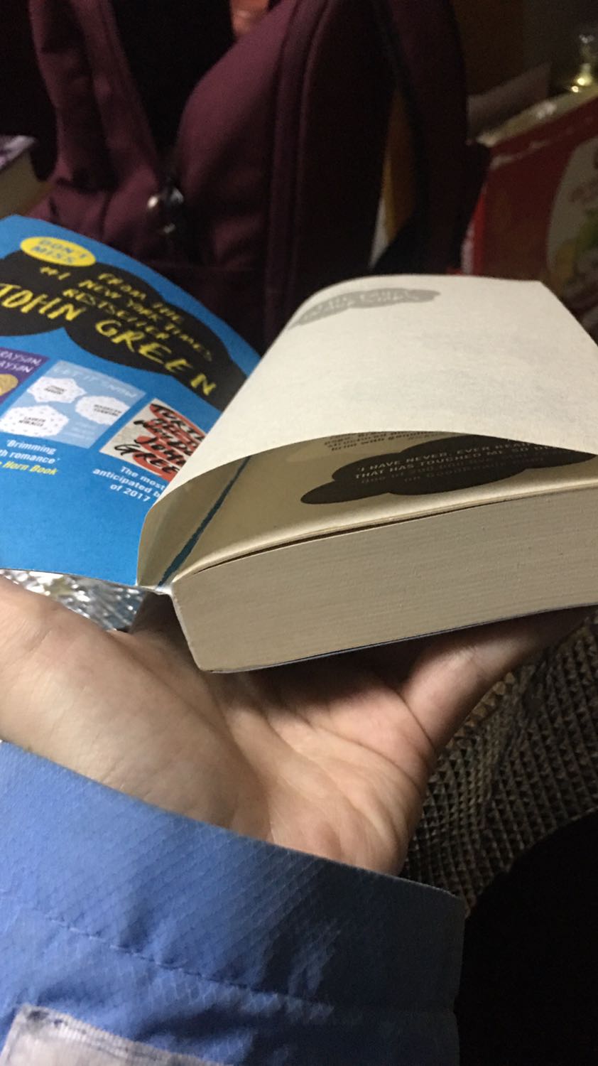 Thực sự k hiểu tại sao bên cung cấp lại giao sách như thế này đượt luôn? Mới nhận mà đã bị cong bìa, và ngay trang đầu tiên đã bị tách rời như bị ai rạch ra vậy, quá thất vọng!