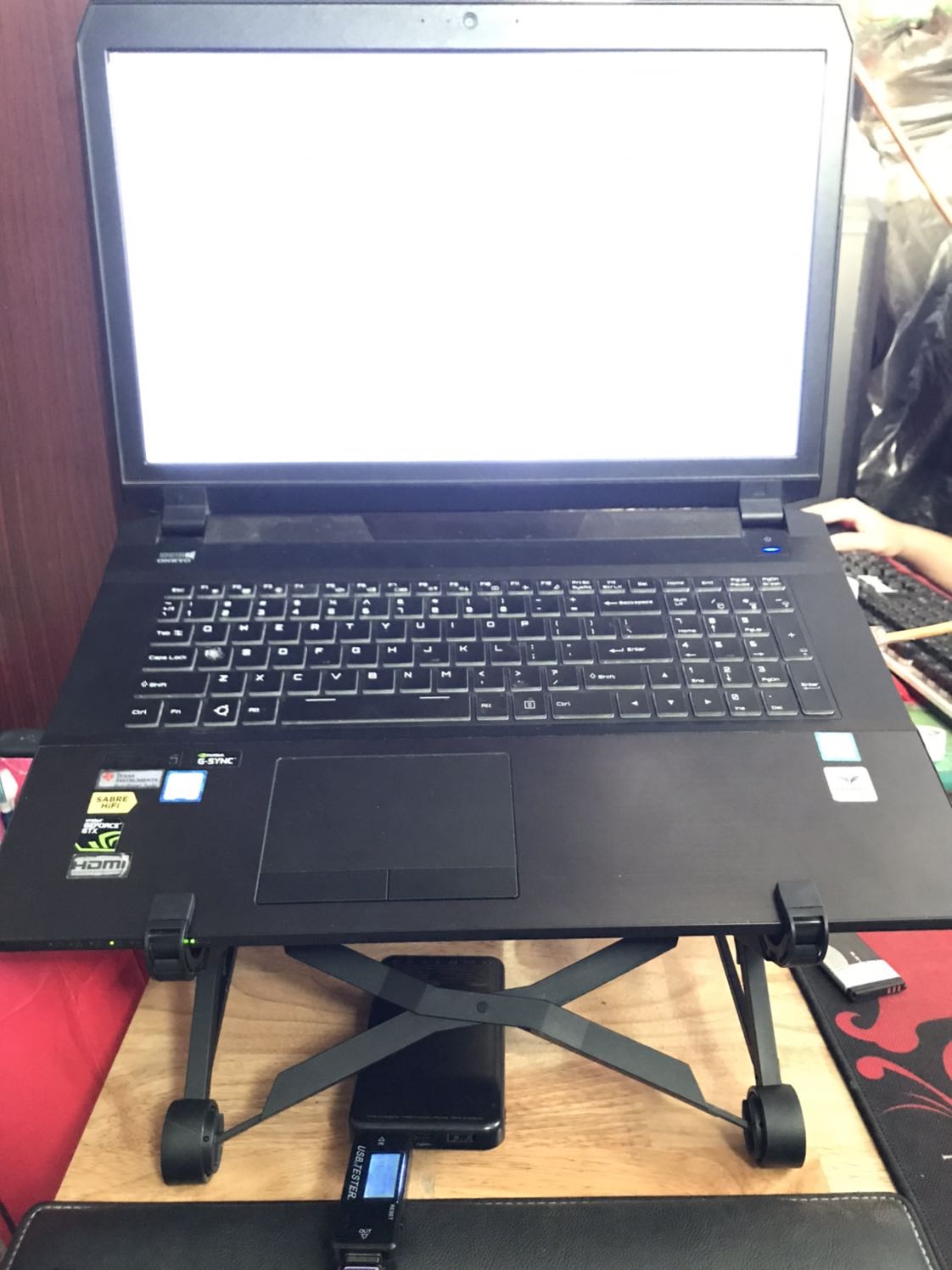 Chân đế gấp lại rất gọn, chắc chắn. Chịu tải được cả laptop 17.3 inch. Các khớp nối chắc chắn. Rất đáng tiền