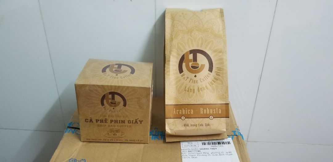 Mình biết tới cafe M&T này là do sếp mình hay dùng loại này. Thấy trong công ty ai cũng khen nên mình đặt về xài thử. Cảm nhận rất hài lòng hơn cả sự mong đợi. Shop tư vấn nhiệt tình,uy tín,giao hàng rất nhanh. Bao bì đẹp,thân thiện với môi trường, làm thủ công nên mình rất yên tâm. Ba mình rất khó tính trong việc lựa cafe nhưng đã khen cafe chuẩn,thơm ngon. Sẽ giới thiệu bạn bè và ủng hộ shop hoài luôn.