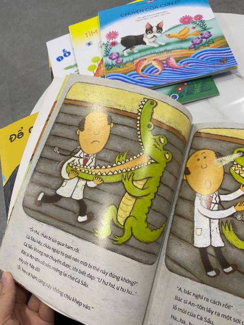 Chính ba mẹ đọc cùng con cũng thích cuốn sách này. Những hình ảnh minh họa đơn giản nhưng đầy màu sắc và câu chuyện rất dễ theo dõi. Các bạn nhóc sẽ dễ dàng đọc cuốn sách này