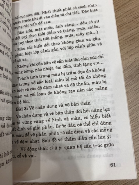 Chất lượng sách in kém, bị nhoè chữ, mất chữ và lem nhem rất nhiều. Sách in từ 4 5 loại giấy khác nhau, xám, trắng, vàng, đục có cả