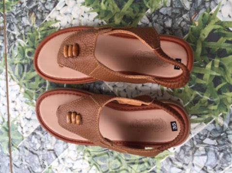 Hàng giống trong ảnh đến 96%. Thử hàng rất ok! Size đi vừa và ôm chân, giao hàng nhanh, đi có êm chân hay không thì sử dụng mới biết được, cảm ơn shop nhiều lắm ạ!