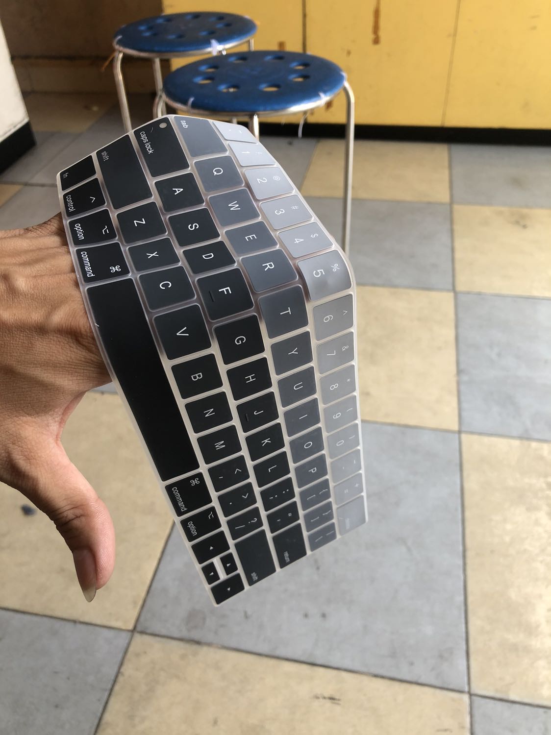 Như hình.  Nhưng không vừa. Còn thiếu 1 hàng phím.  Của mình là mac2013. 
Gần như không ngăn đc bụi