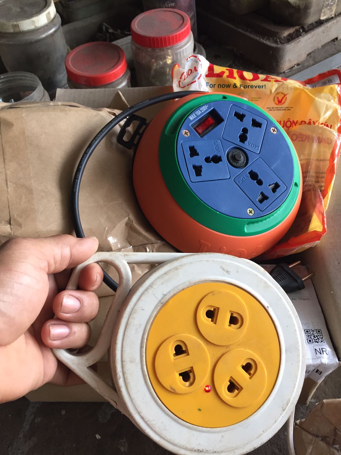 Hàng chất lượng , cho 5 sao nhưng có 1 khuyết điểm của nhà sản xuất là móc treo quá mỏng manh, phải chi to như hàng rẻ tiền thì tuyệt.