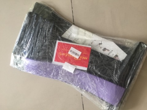 nhìn đơn giản, miếng mút xốp hơi ngắn nhưng không sao, tự lấy keo dán vẫn được, các gai cứng vừa phải, lót nằm sàn hoặc tựa lưng đều ổn, tương đối thoải mái.