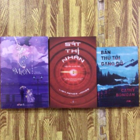 Sách mới nhưng k biết do lưu trữ hay vận chuyển mà móp gáy sách,rách nứt ra luôn. Mình lười đổi trả nên để đọc