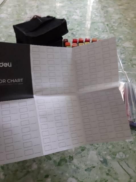 Deli gói hàng siêu kĩ luôn í:)))
Có 1 lớp bị chống sốc ở bên ngoài (mik lỡ vứt mất rồi) rồi bên trong là thêm 1 lớp nilong + nắp nhựa bọc màu lại. Phần đế đỡ nhìn thì tưởng là giấy nhưng thật ra là nhựa đấy mn ạ, với cả màu còn đi kèm theo bảng màu nữa. Màu thì mik vừa thử vài cây, màu sáng và lên màu cũng đẹp lắm các bạn, nhưng mà 30 màu thì có vẻ là còn ít, nên bạn nào cân nhắc mua màu về để tô vẽ nhiều thì mua nhiều hơn nhé:))