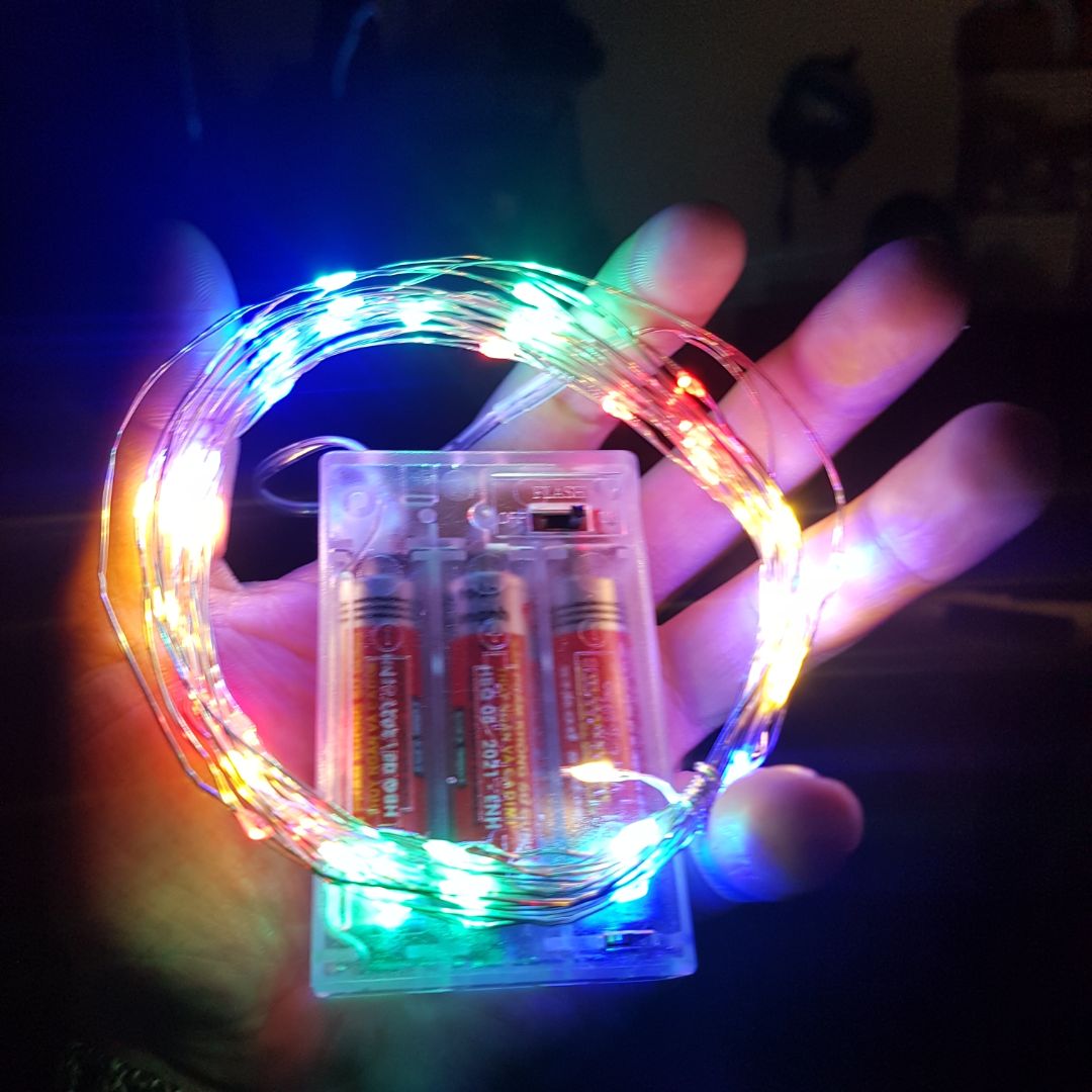 Quá lung linh. Mình mua dây 5 mét - pin- có nháy của Deha. Tâm trạng tốt và rảnh nên review chi tiết như sau: sản phẩm như hình quảng cáo, có công tắc chuyển luôn sáng (on), nháy chớp chậm, và tắt ( off) . Với mình như thế là đủ dùng. Cho 5 sao. Tuy nhiên pin tiểu thì phải tự mua. Ngay dưới nhà có quán tạp hóa nên cũng ok. Đóng gói gọn gàng, có hướng dẫn đi kèm và số *** để gọi hỗ trợ khi cần gấp. Nhân viên giao hàng Tiki khá nhiệt tình và thân thiện. 5 sao cho toàn bộ.