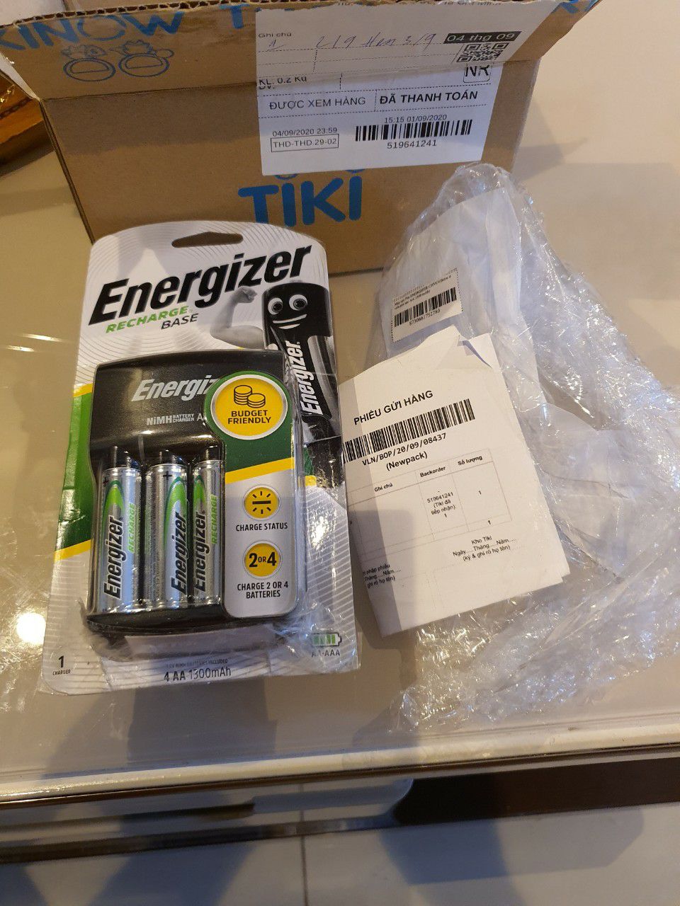 Mua hàng trên Tiki lâu lâu lại gặp sạn. Nhưng bất ngờ nhất Nhà cấp hàng này lấy tên ***, làm cho dễ hiểu lầm là Chi nhánh của TGDĐ. Và y như rằng, shop này đã lộ nguyên hình sự gian xảo, dối trá trong kinh doanh. Mọi người xem kỹ các hình tôi chụp, họ lợi dụng hình quảng cáo che khuất 1 khe pin, để lấy cắp viên này. Họ vẫn đăng 1 sạc + 4 Pin. Khi tháo ra, tìm hoài ko thấy viên thứ 4. Mọi người nghĩ xem, nếu Tiki ko tin tôi thì ko đời nào giải quyết cho tôi. Vì tháo vương *** ra hết rồi. Mà làm sao phát hiện được mà ko tháo ra??? Hình qc che kín, cứ nghĩ viên pin thứ 4 ở đó... Khổ thật, cứ lâu lâu "dính độ", chỉ mất công mình thôi. Mọi người biết ko, họ cứ *** đảo đại trà như vầy, nêu gặp người mới mua lần đầu, hoặc sơ mất tg, họ đành ngậm bồ hòn cho xong. Và như vậy lũ quỹ sẽ tận hưởng 1 viên pin sạc Energize khoảng 62.500d. bó tay.com