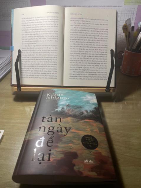 Nghe review nhiều nên mua đọc, mình chưa đọc xong, mới đọc được đoạn đầu mà khó đọc quá, văn phong hơi dài dòng, có câu phải đọc lại mới hiểu đc, chắc do mình ko hợp, cố đọc hết xem sao. Bìa đẹp và giao hàng đúng hạn như Tiki vẫn làm.