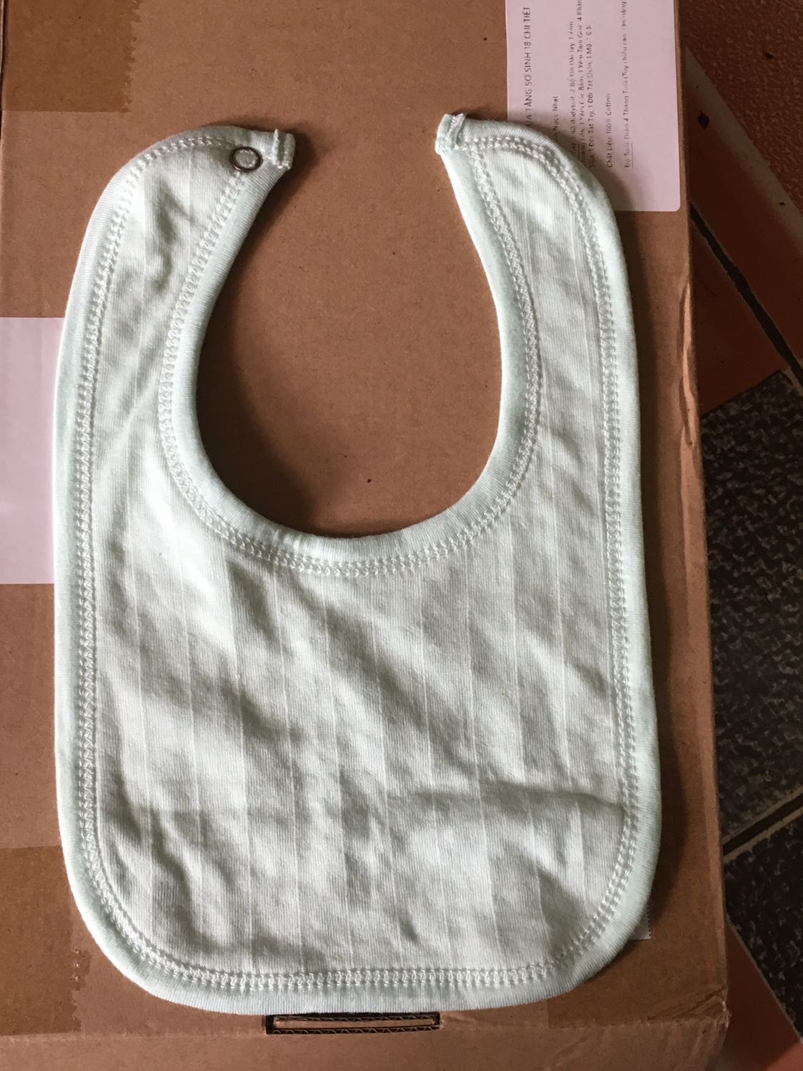 Nói chung vải đẹp nhưng yếm cúc bấm thì 1 bên có 1 bên không thì làm sao bấm lại được Nói chung vải đẹp nhưng yếm cúc bấm thì 1 bên có 1 bên không thì làm sao bấm lại được