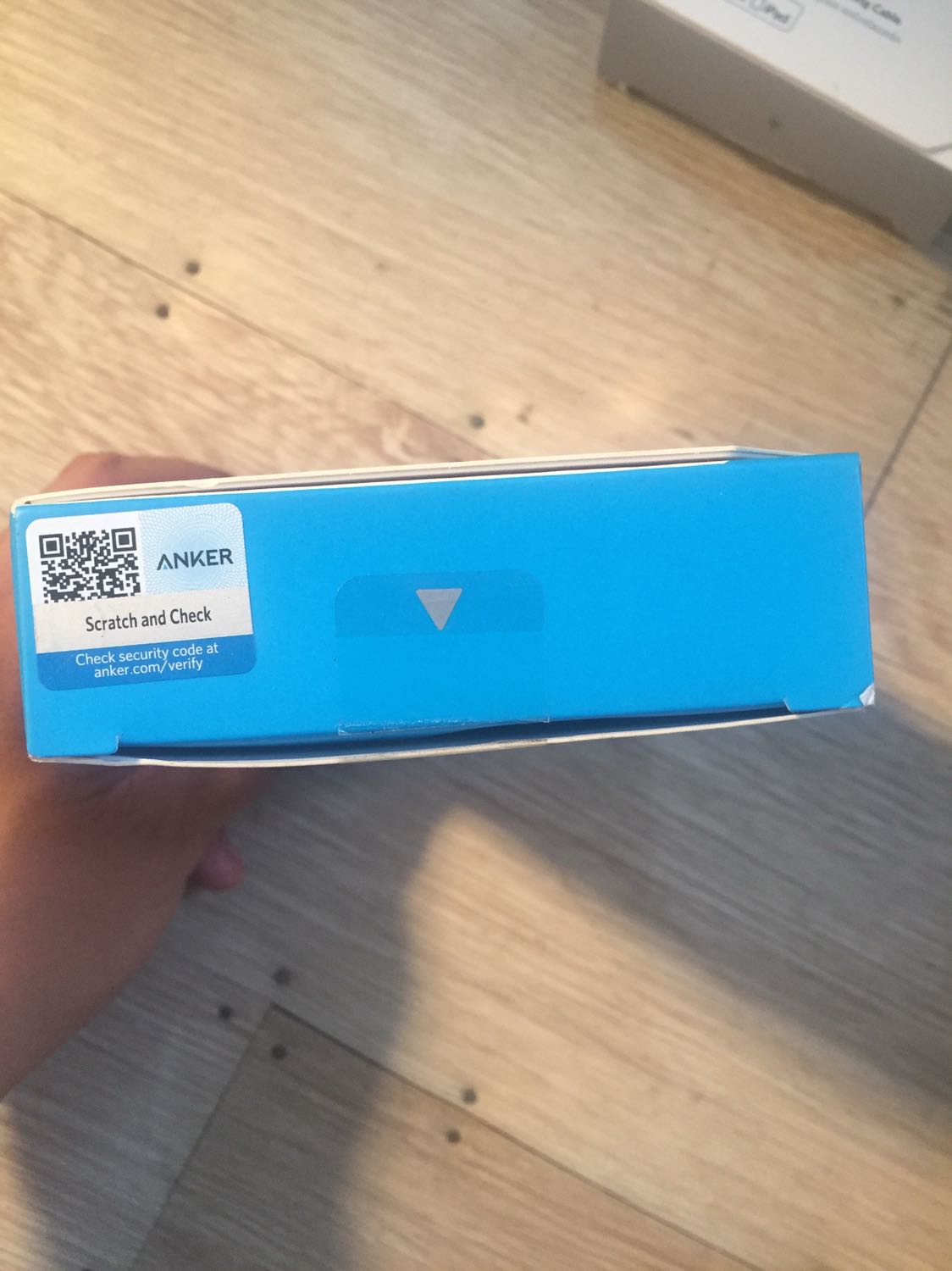 Sản phẩm sale nên giá rất rẻ, sợi dây chắc chắn, các bạn nhớ cào lớp mã ra và check trên trang chủ anker nhé. Tiki giao hàng nhanh, mình đặt tiki now 9g sáng nhận sản phẩm trên tay rồi. Nói chung là hài lòng.